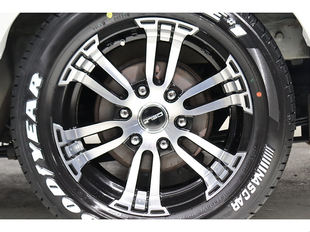 足元には、DELF02/17インチアルミホイールです☆