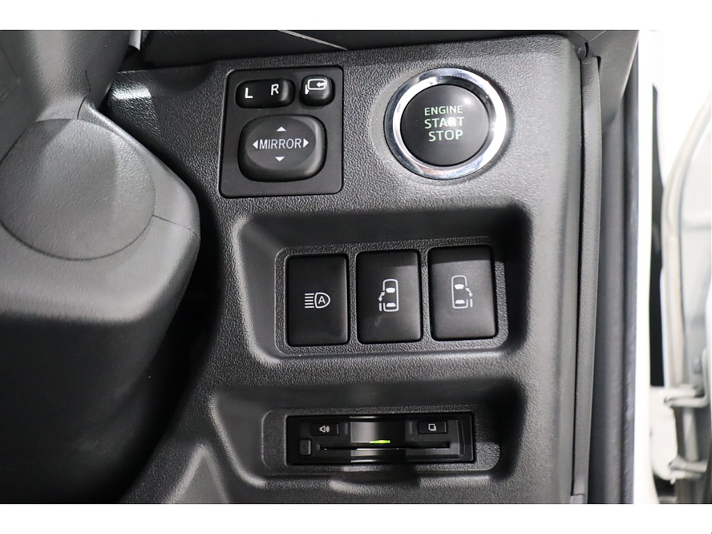 もちろんプッシュスタート/スマートキー完備！パワースライド開閉ボタンもございます！