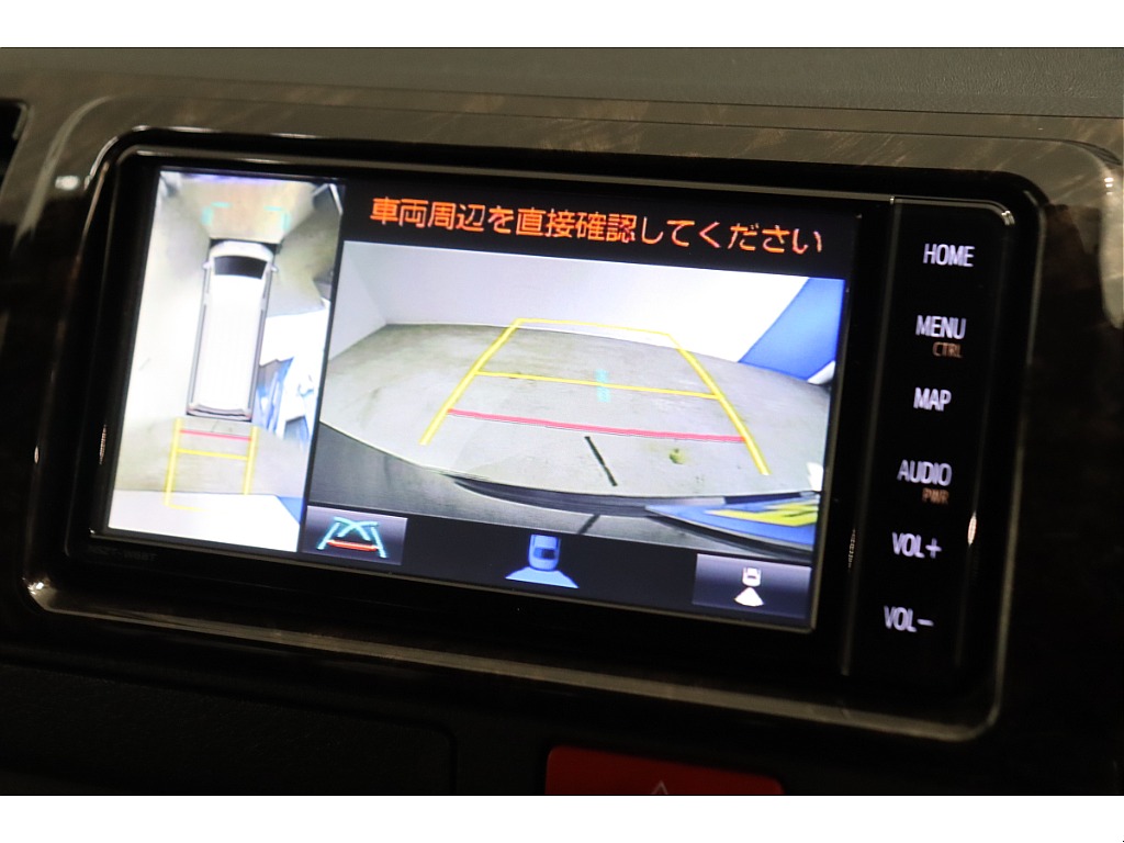 メーカーオプションのパノラミックビューモニター付き！