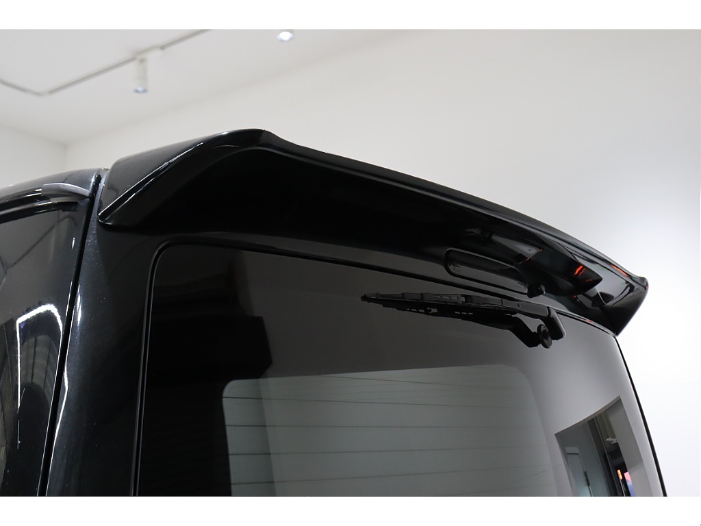 リアスポイラー装着でスタイリッシュなリアビュー！