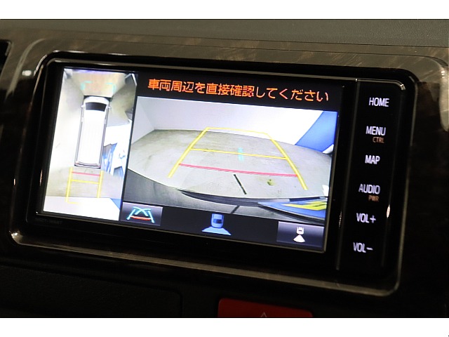 メーカーオプションのパノラミックビューモニター付き！