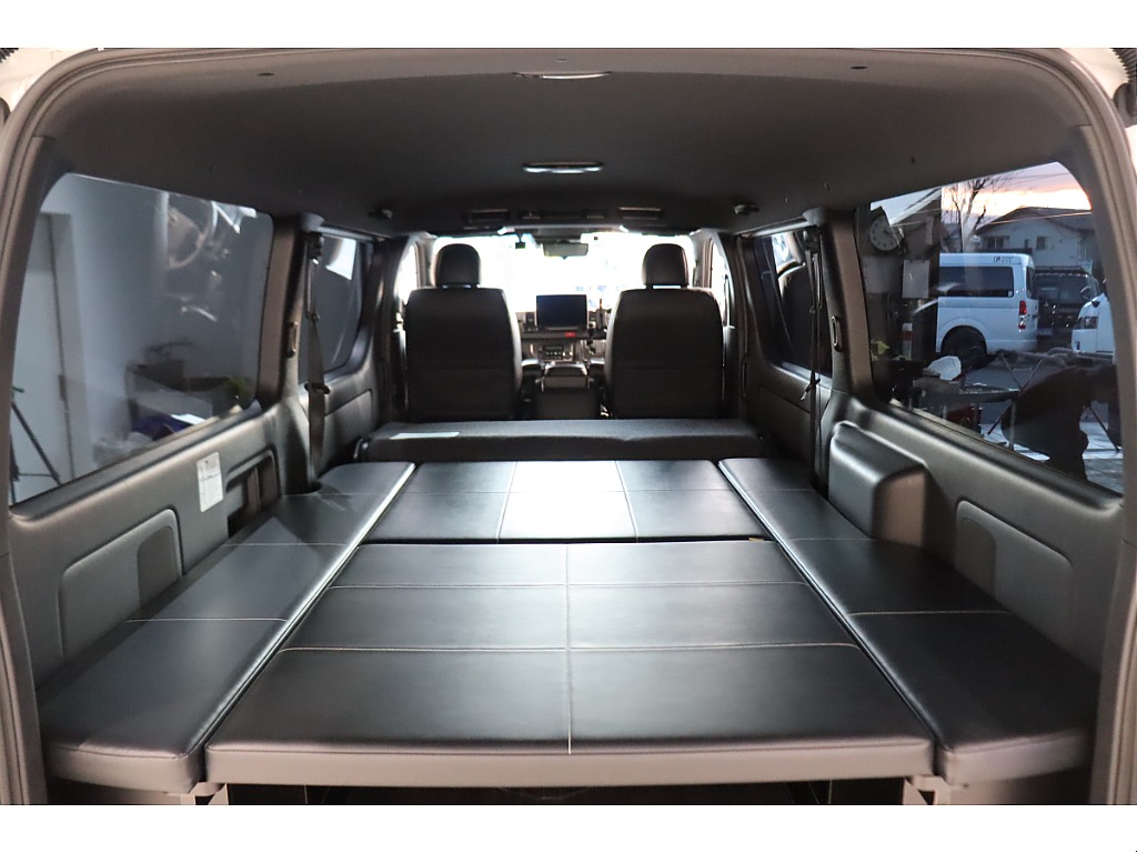 車中泊には必須なベッドキット完備！