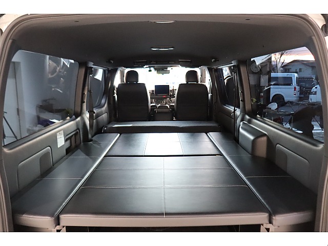 車中泊には必須なベッドキット完備！