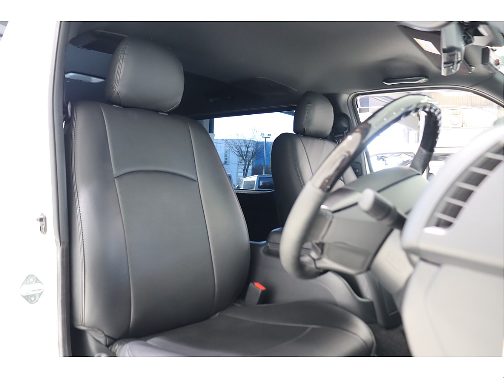 黒革調シートカバー装着済み！