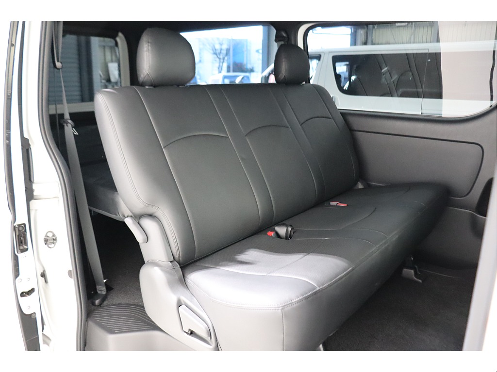 後席にも黒革調シートカバーを装着済み１