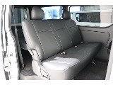 後席にも黒革調シートカバーを装着済み１