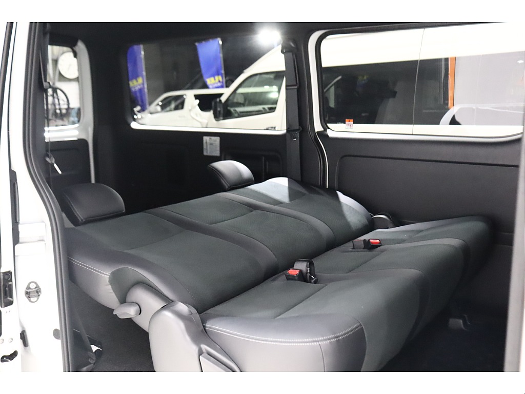 リクライニングも可能なセカンドシート！