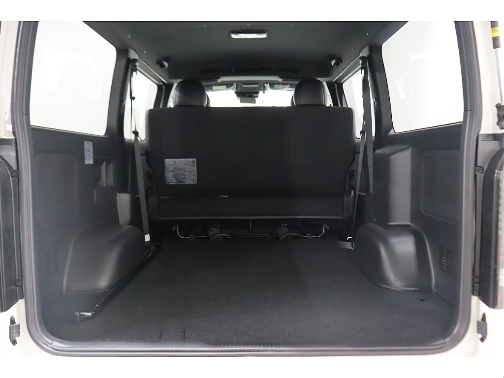 広々としたラゲッジスペース！ベッドキットの取付や床張り施工もご相談下さい♪