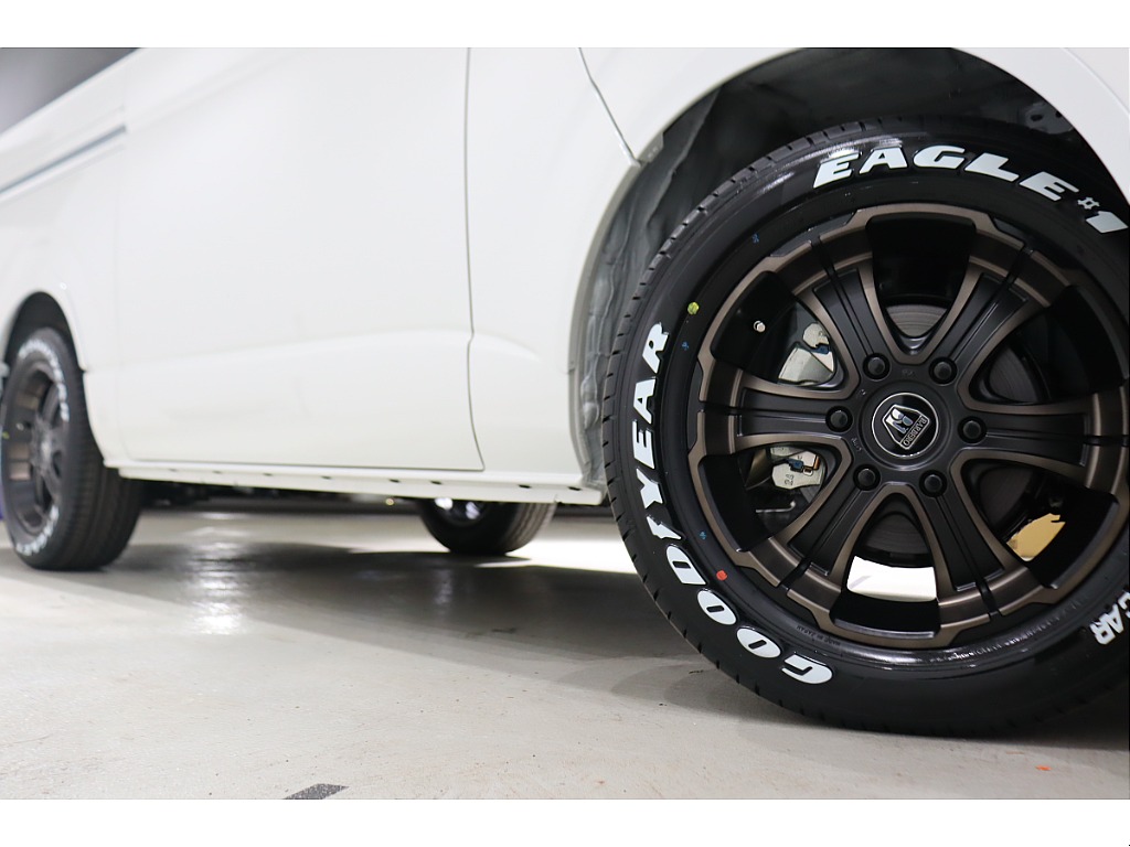 足元にはFLEXワイルドディープス17インチ/グッドイヤーナスカータイヤでドレスアップ！