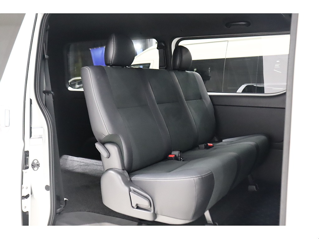 ゆったり座れる３人掛けセカンドシート♪