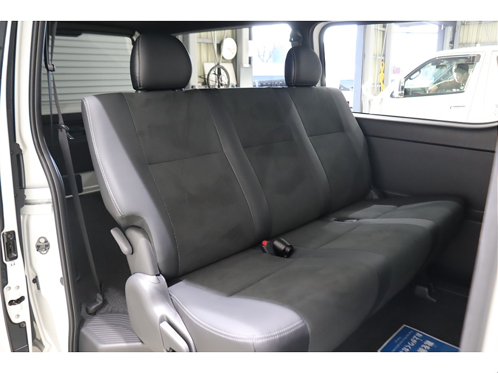 ２列目もゆったり座れる３人掛けシートです☆