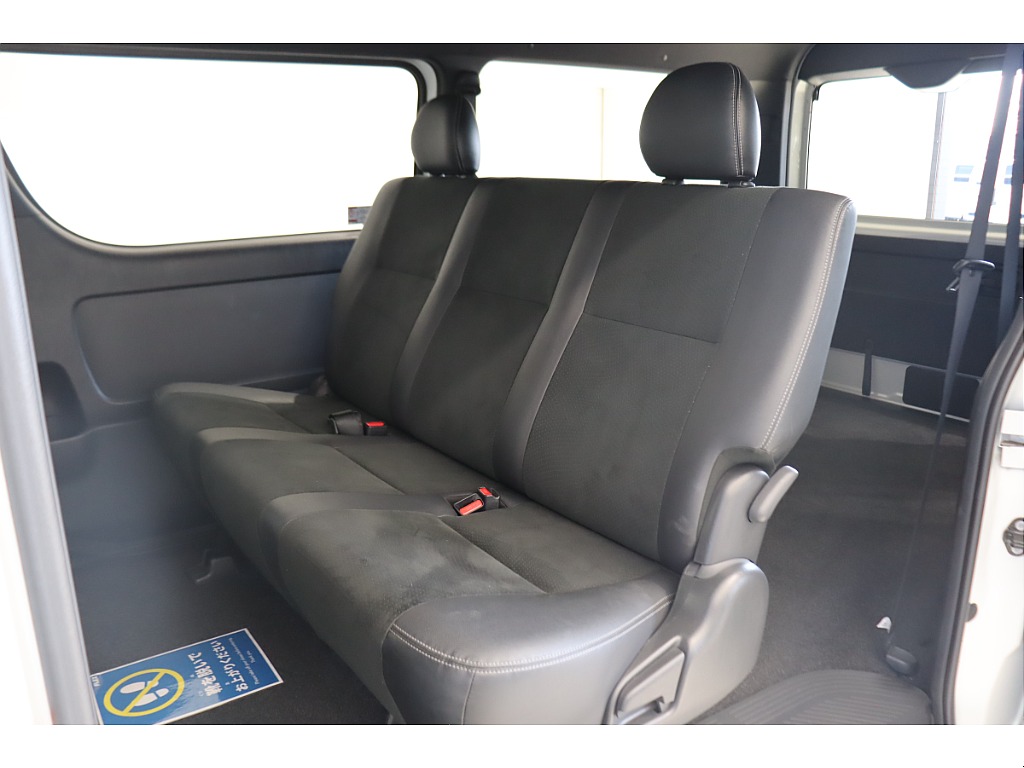 ２列目もゆったり座れる３人掛けシートです☆