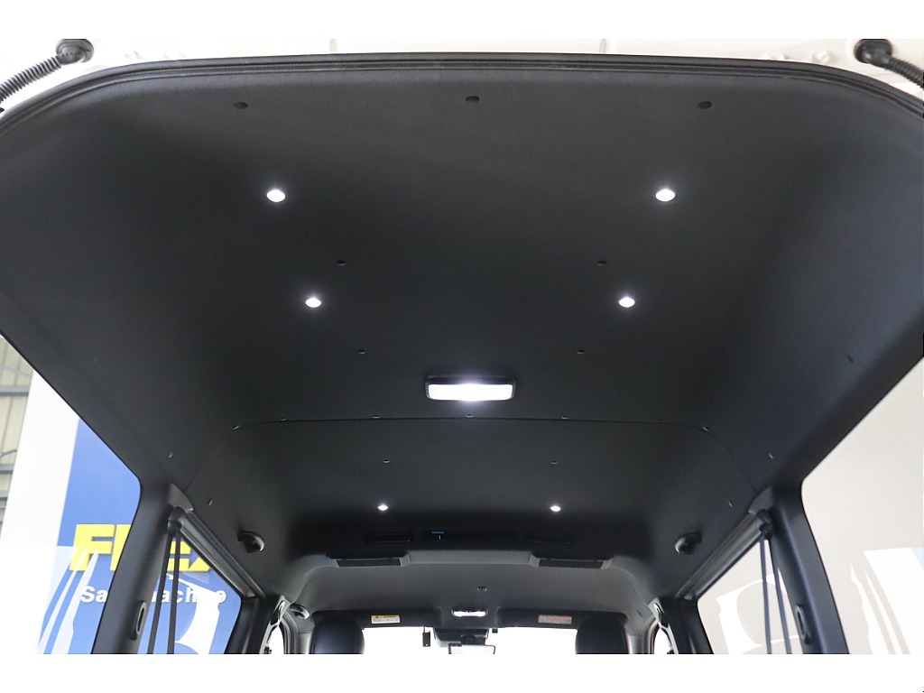 荷室にはLEDダウンライト搭載で明るく照らしてくれます☆