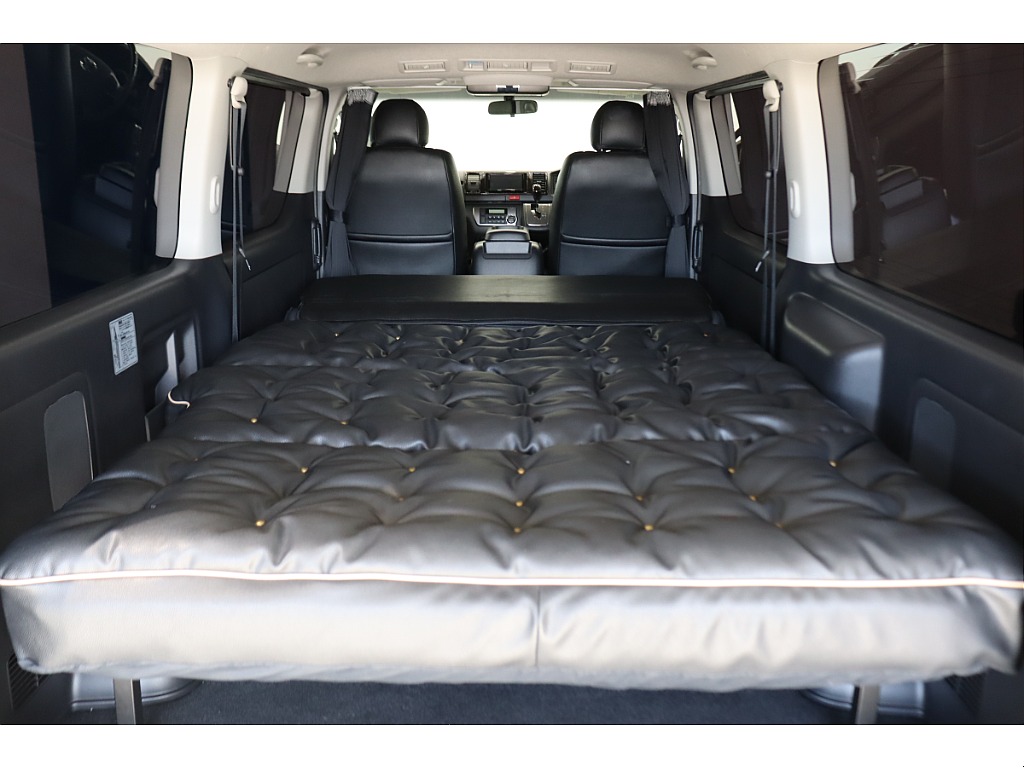 荷室にはフルフラット展開可能なベッドキットを完備！