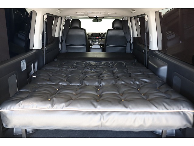 荷室にはフルフラット展開可能なベッドキットを完備！