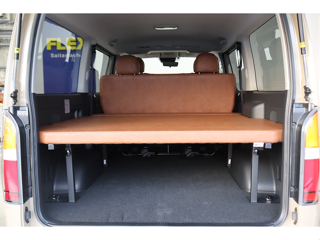 荷室にはフラット展開が可能なブラウンベッドキットを装着済み！