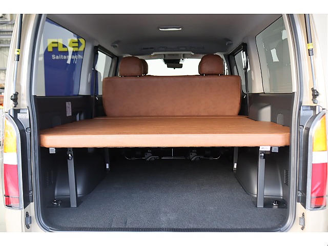 荷室にはフラット展開が可能なブラウンベッドキットを装着済み！