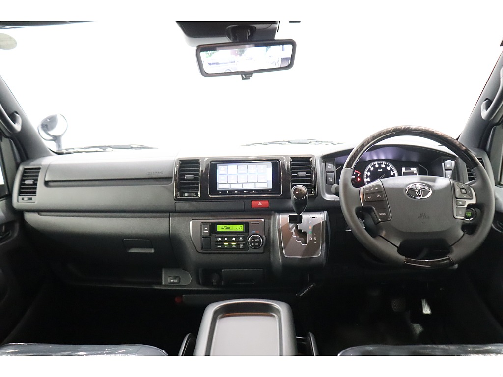 トヨタ ハイエースバン(2枚目)