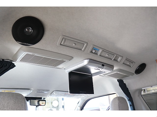 リアルーフスピーカーは標準装備！10インチ後席モニターも完備！
