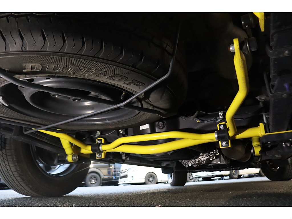 オリジナルリアスタビライザーに14段階ダイヤル付きのショックアブソーバーまでカスタム済み☆