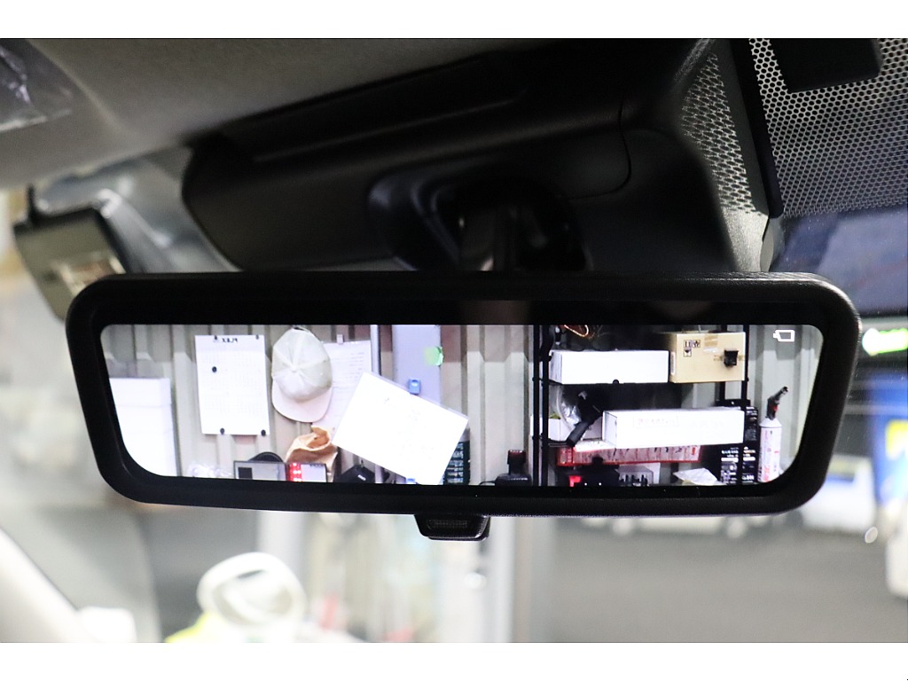 メーカーオプションのデジタルインナーミラー搭載！