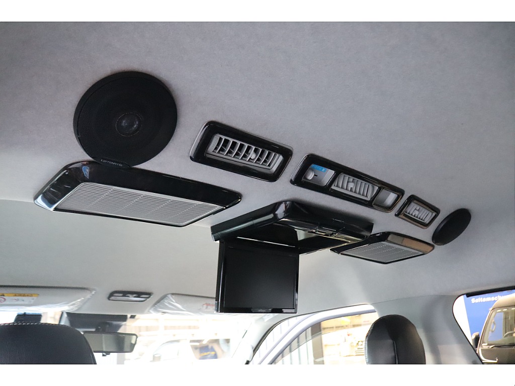 リアには10インチ後席モニターにルーフスピーカーまでカスタム済みです☆