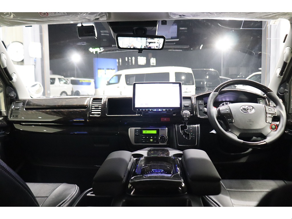 黒木目調で高級感あるコックピットとなっております☆