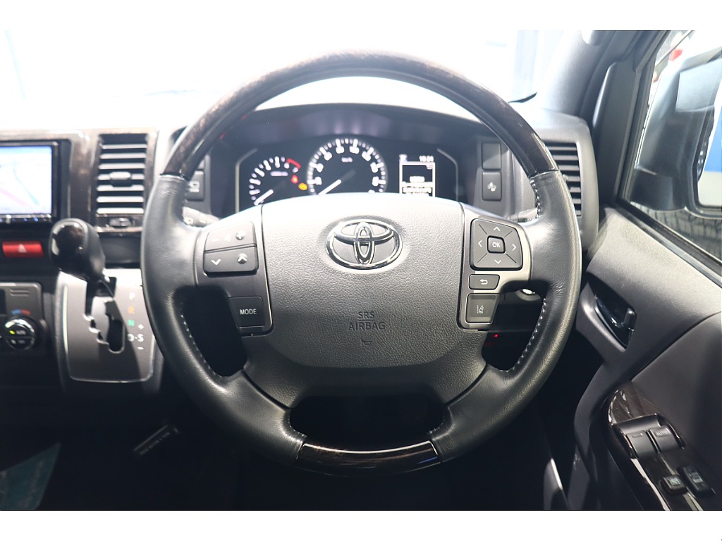 走行中も操作可能なステアリングスイッチ搭載！