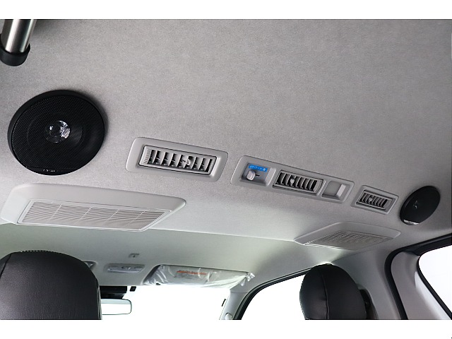 同乗者にも嬉しいパイオニアルーフスピーカーを装着済み！