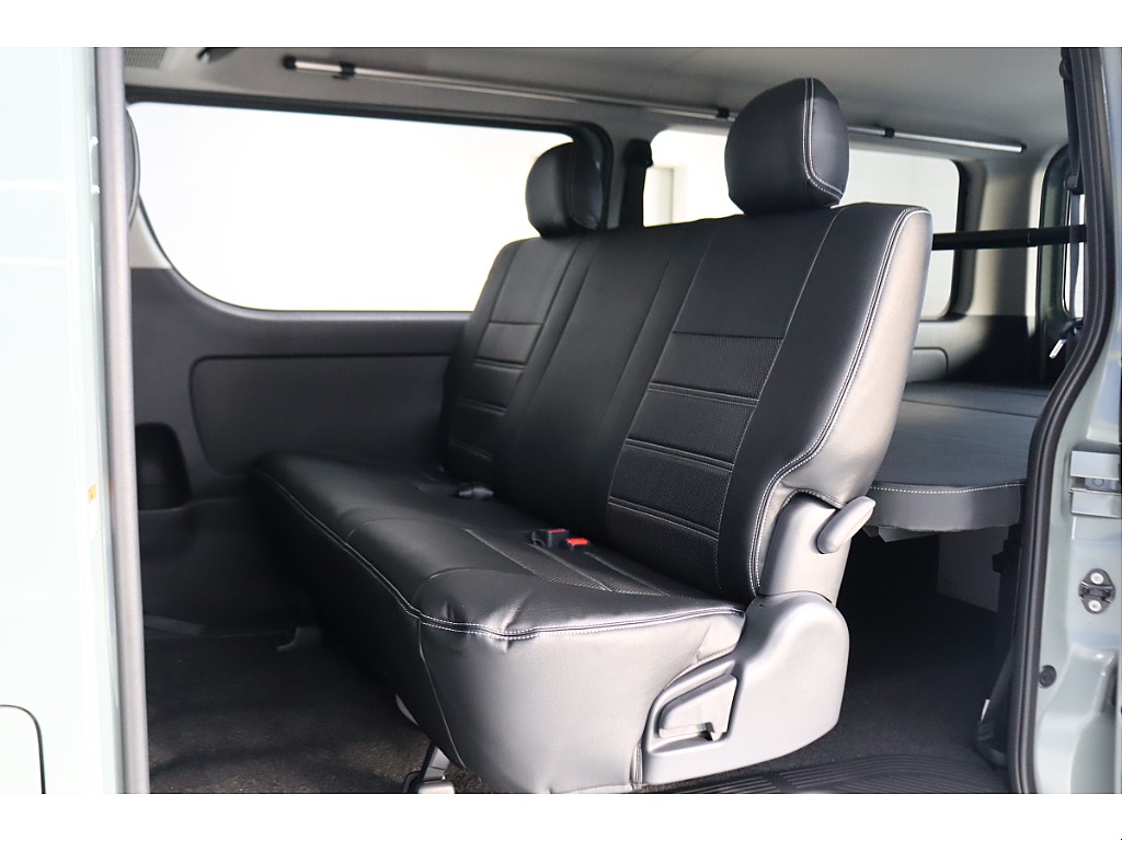 ゆったり座れる３人掛けセカンドシート！