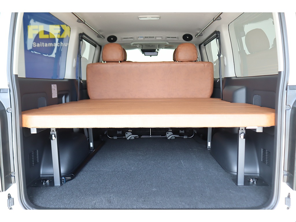 荷室にはクラシックブラウンベッドキット/シートカバーを装着！