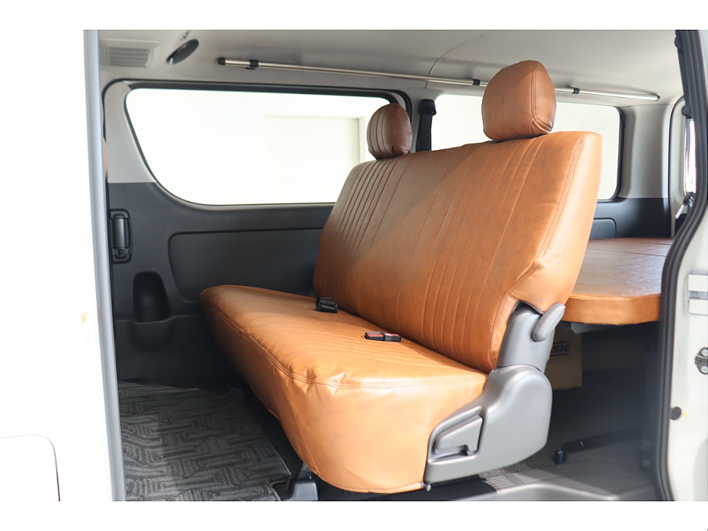 ゆったり座れる３人掛けセカンドシート！