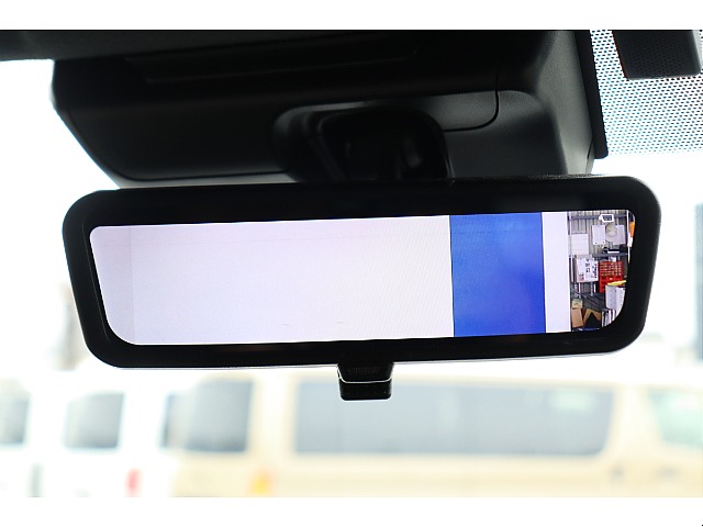 後方確認も安心なデジタルインナーミラーを完備！