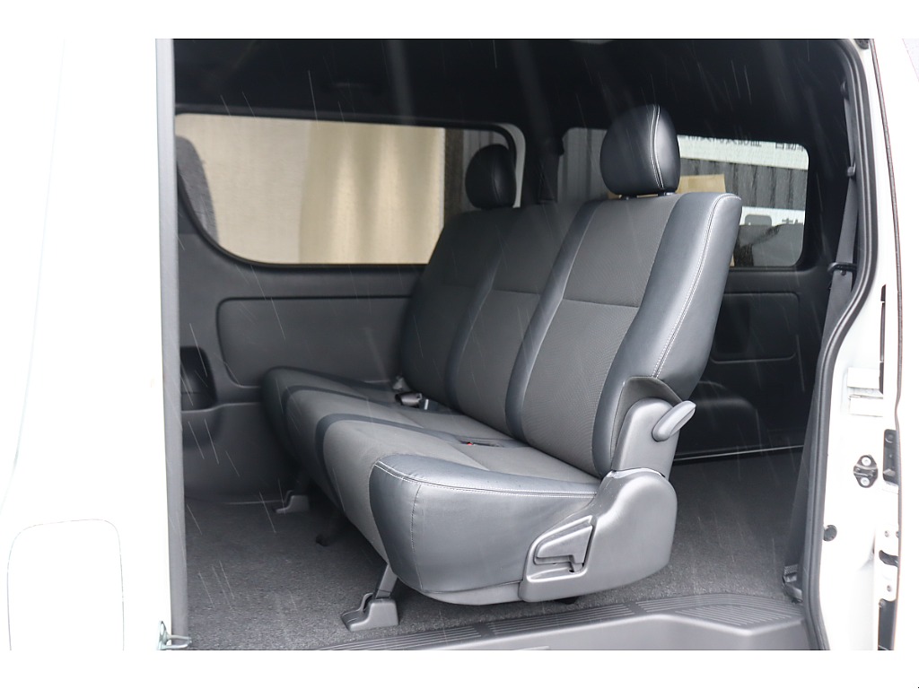 ゆったり座れる３人掛けセカンドシート！