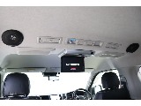 同乗者にも嬉しいフリップダウンモニター/ルーフスピーカー付き！