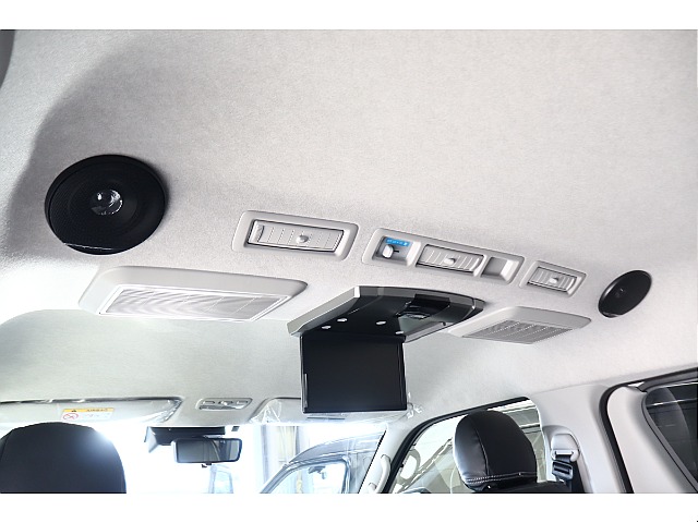 リアルーフスピーカーにフリップダウンモニターまで完備！