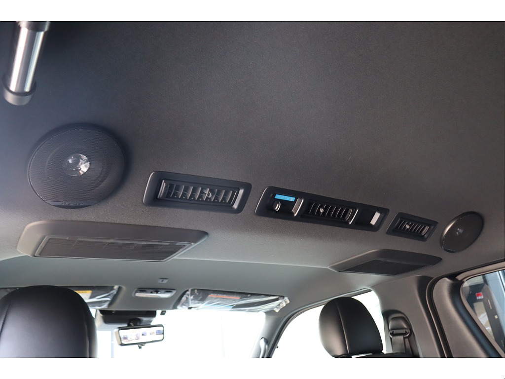 同乗者にも嬉しいリアルーフスピーカーを装着！