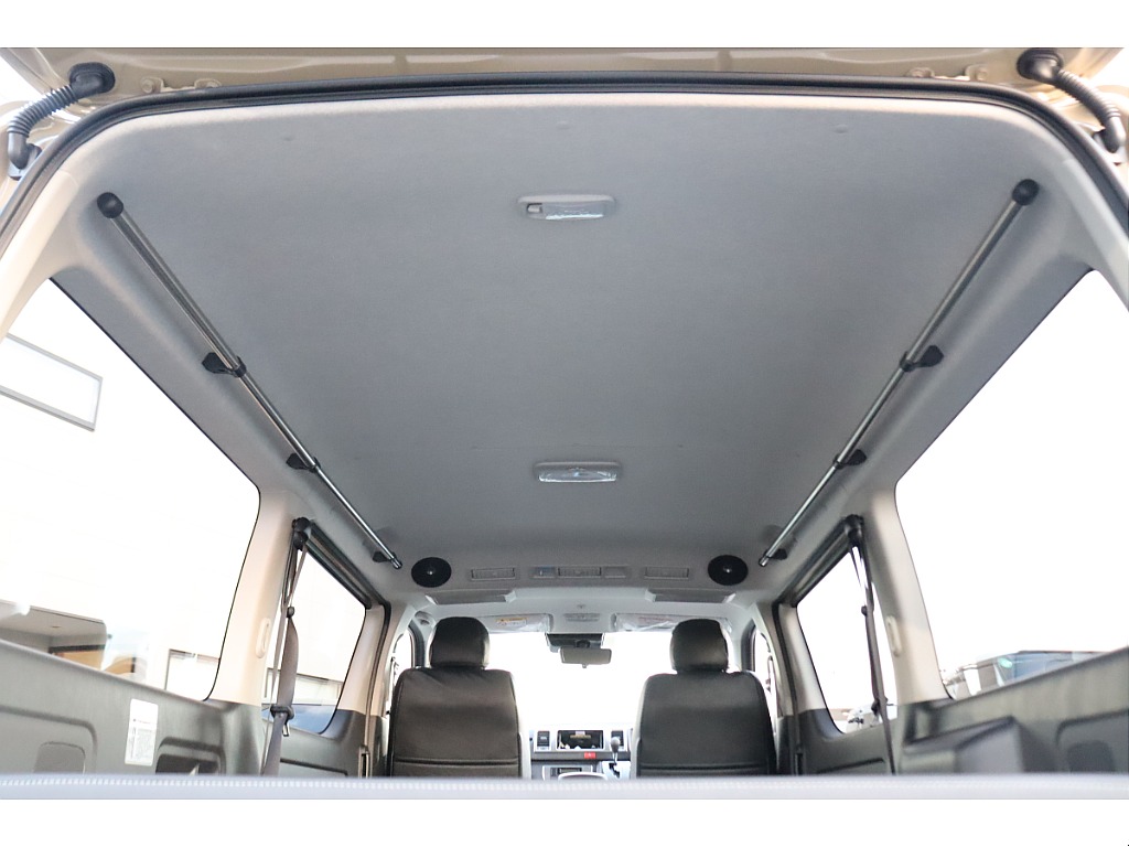 お仕事からアウトドアにも活躍するサイドバー付き！