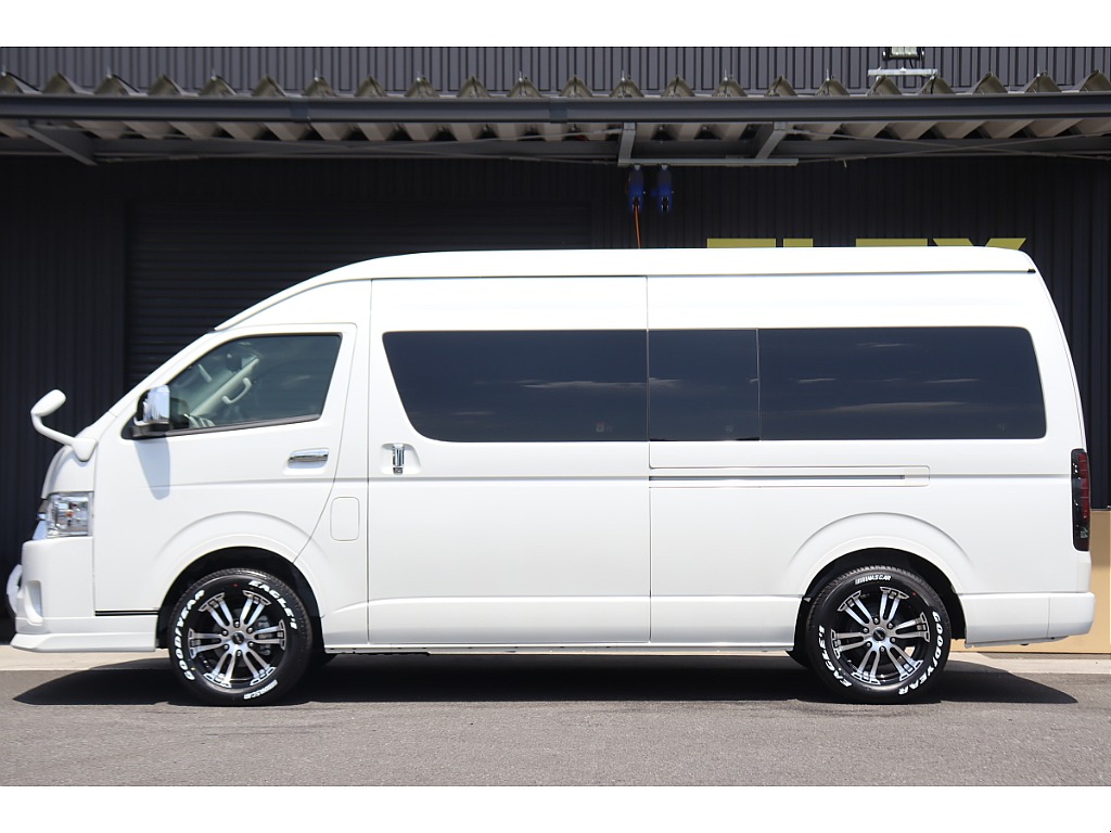 開け閉め楽々な片側パワースライドドア完備！