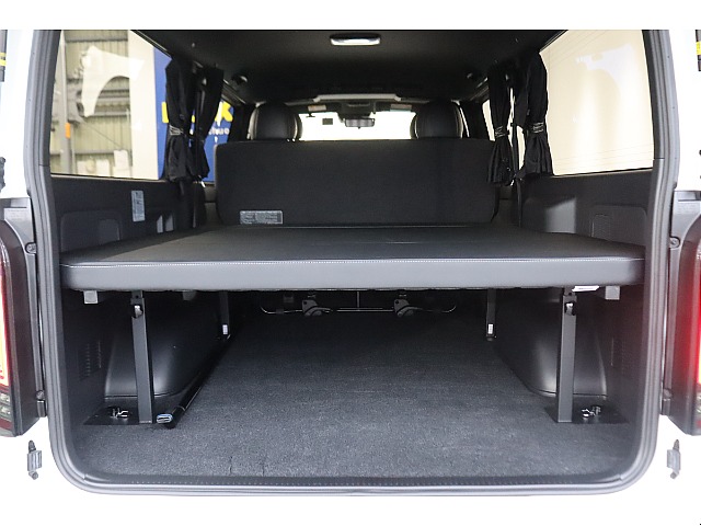 荷室には車中泊も可能なフラットタイプベットキットを装着済み！