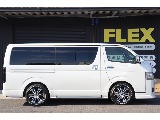 小窓付きスライドドアで換気も可能に☆