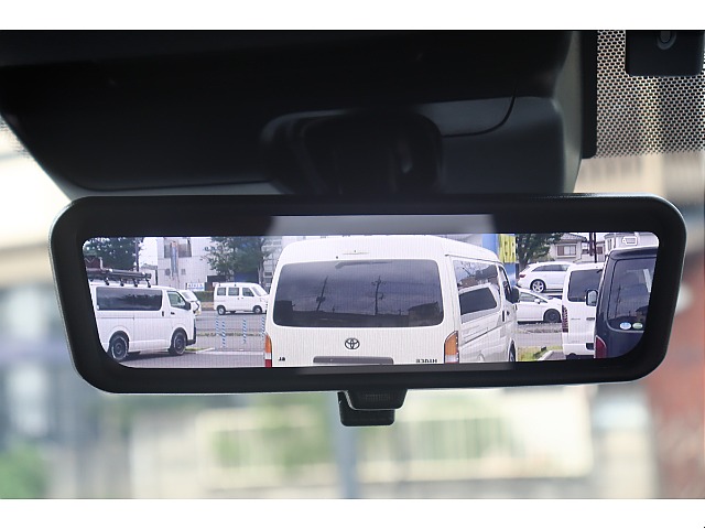 後続車両の確認が可能なデジタルインナーミラーを完備！