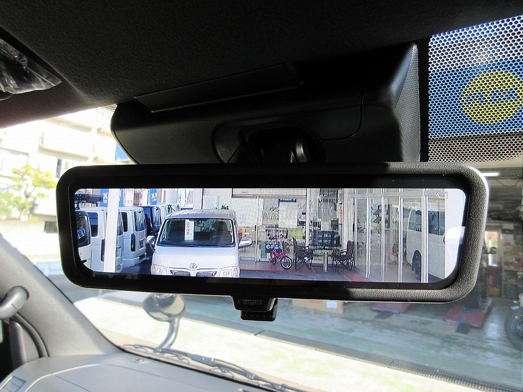 こちらも現行型メーカーオプションのデジタルインナーミラー完備！荷物や道具満載でもしっかり後方確認が出来ます！