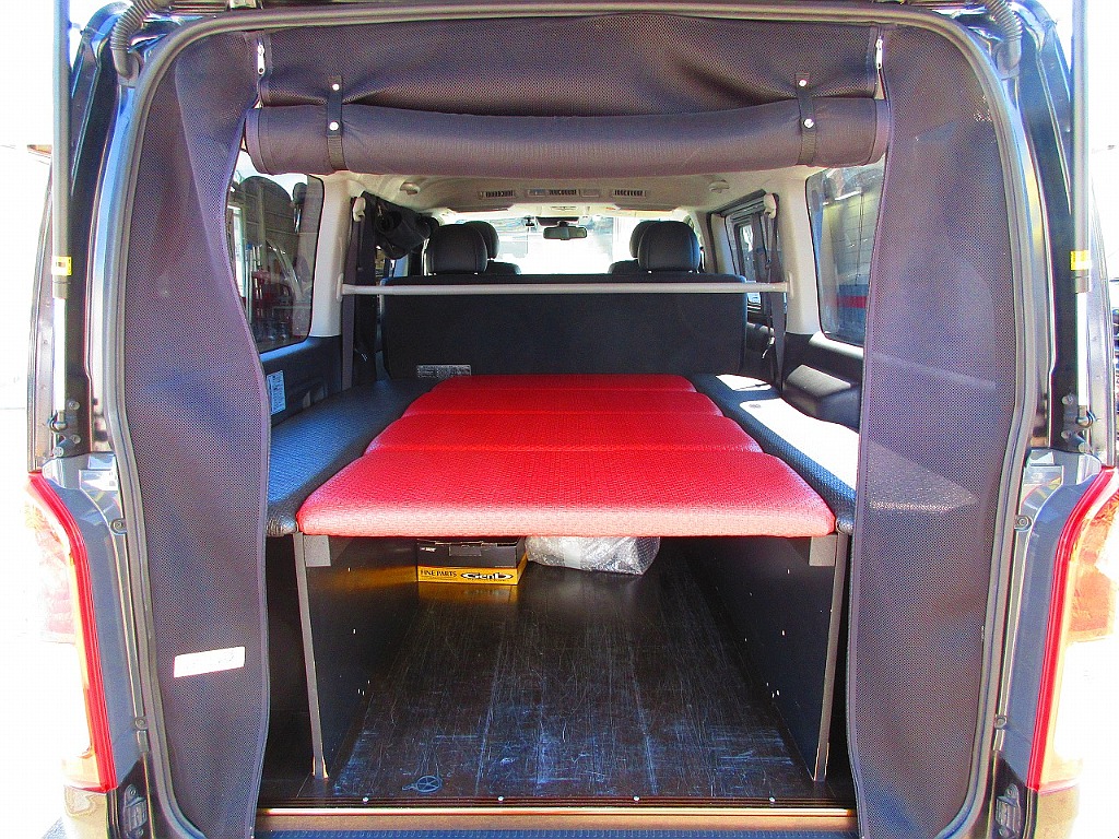 ベッドキット搭載で車中泊も出来ます！床張りも施工されており荷物や道具もしっかり積み込めます♪