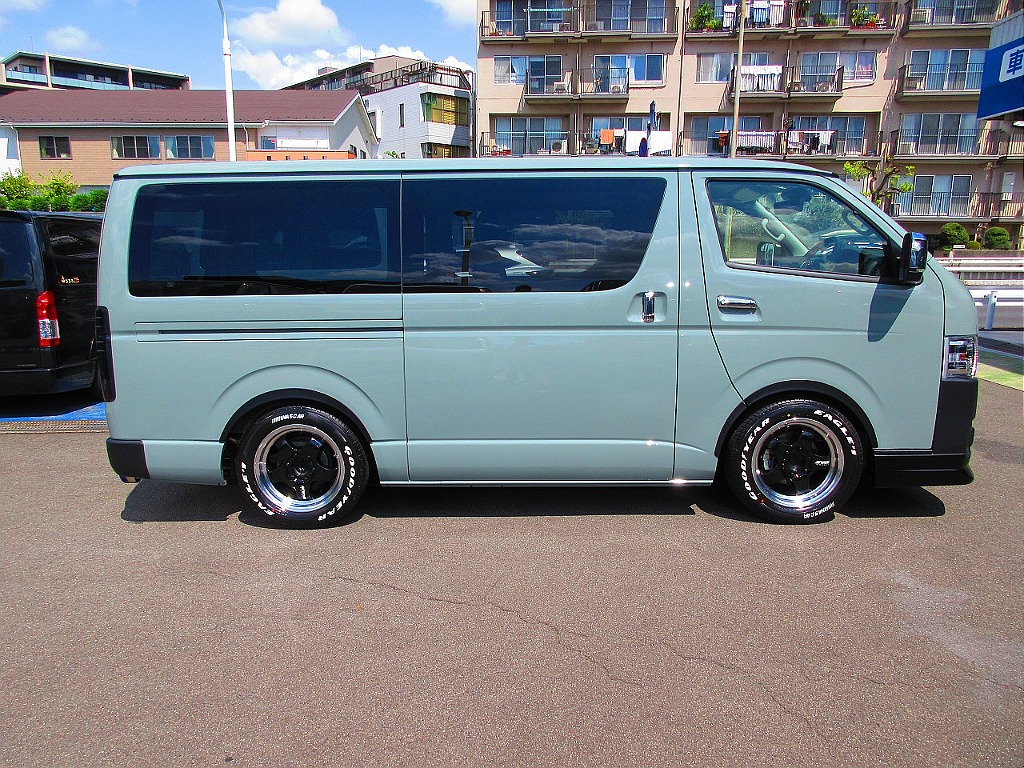 横から見てもキマってます♪ローダウンされた箱車は問答無用でカッコいい♪