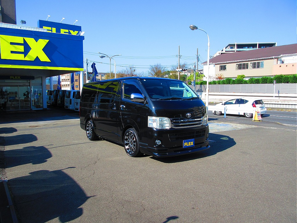 威風堂々としたこのたたずまい♪箱車の帝王といったらハイエース♪