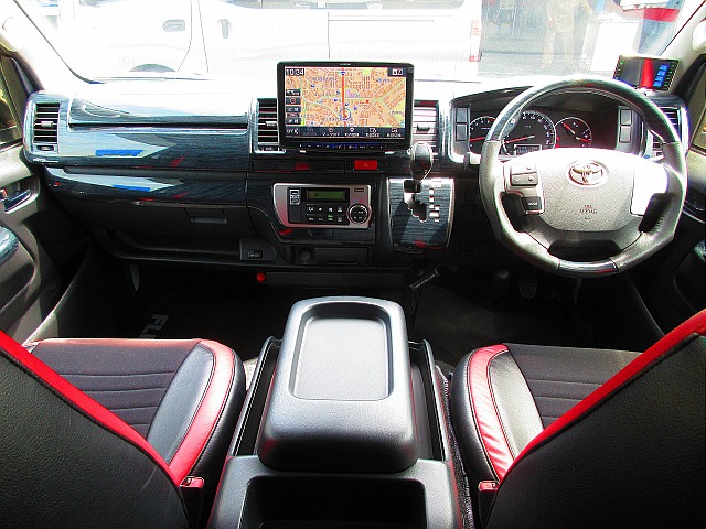 広々室内は運転もしやすい！座面も高く見晴らしもグッドですよっ♪