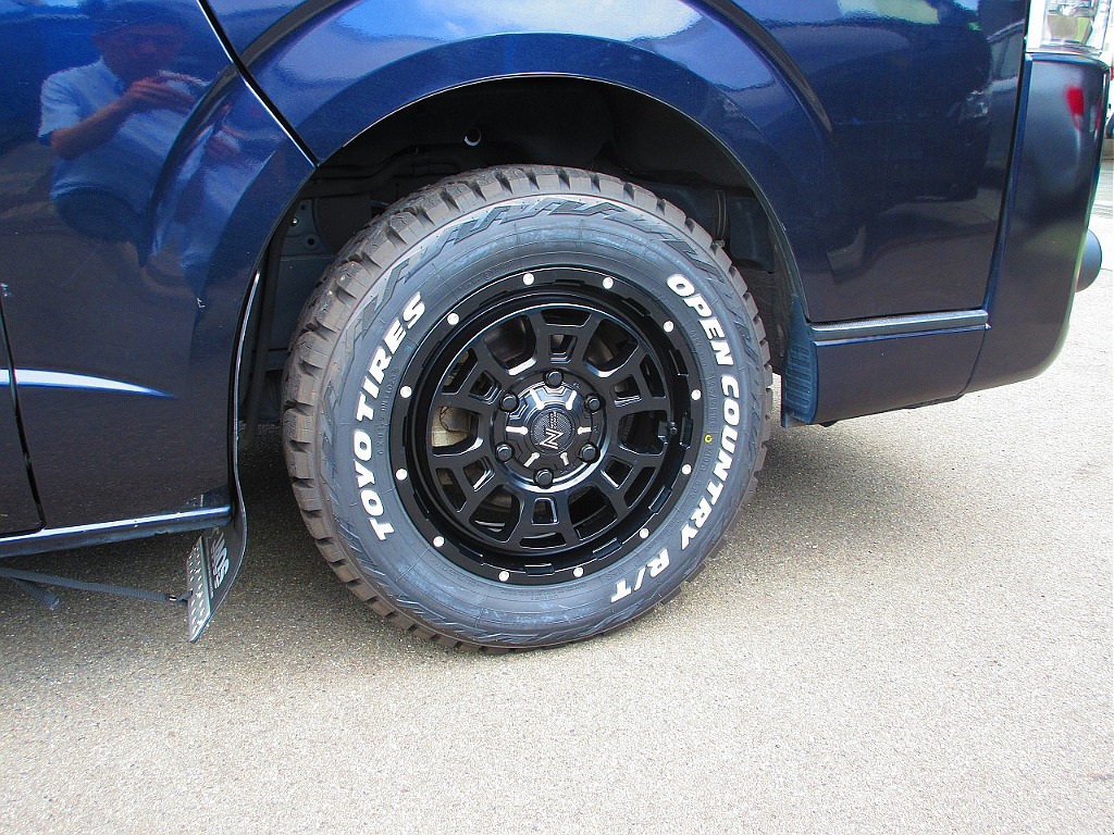 足元をキメるのはナイトロパワースラッグ１７インチアルミ！TOYOタイヤのオープンカントリーと相性バッチリです！！！
