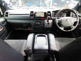 マホガニー調パネルやステアリングで高級感のある室内！見晴らしも良く運転もしやすいですよっ♪