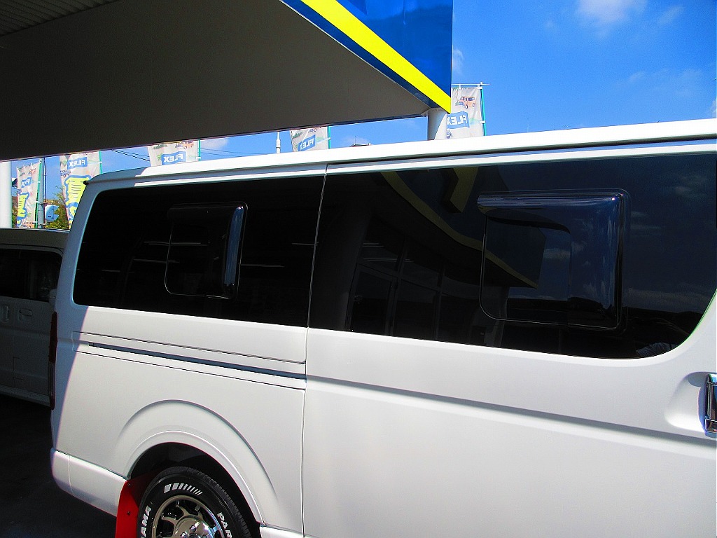 パワースライドドア付き車ですが小窓が３つ付いております！換気が出来るって素晴らしいですよっ♪